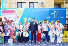 Photo of ТҮРКІСТАНДА 100-ГЕ ЖУЫҚ ОТБАСЫНА БАСПАНА КІЛТІ МЕН ДОМБЫРА ТАРТУ ЕТІЛДІ