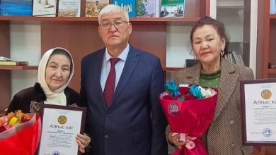 Photo of САЙРАМДА ҰРПАҚТЫҢ РУХАНИ ЖАДЫН САҚТАҒАН АРДАГЕРЛЕР ҚҰРМЕТТЕЛДІ