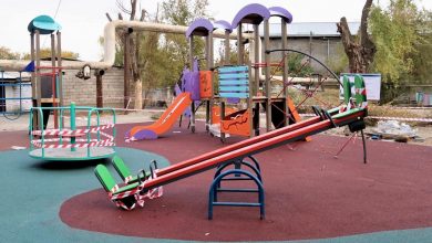 Photo of КЕНТАУ ҚАЛАСЫНДА КӨПҚАБАТТЫ ТҰРҒЫН ҮЙЛЕРДІҢ АУЛАЛАРЫНА ОЙЫН АЛАҢШАЛАРЫ ОРНАТЫЛЫП ЖАТЫР