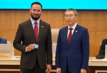 Photo of ҚҰРЫЛТАЙ ДЕПУТАТТАРЫНА ТӨСБЕЛГІЛЕР ТАБЫСТАЛДЫ
