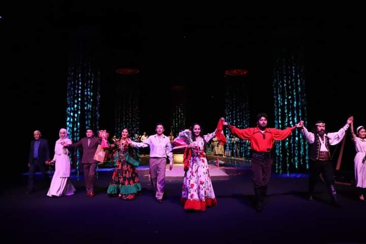 Анасы ұйықтап жатқан, ал ұлы порно көретін арамза Ұйқыдағы ана порно