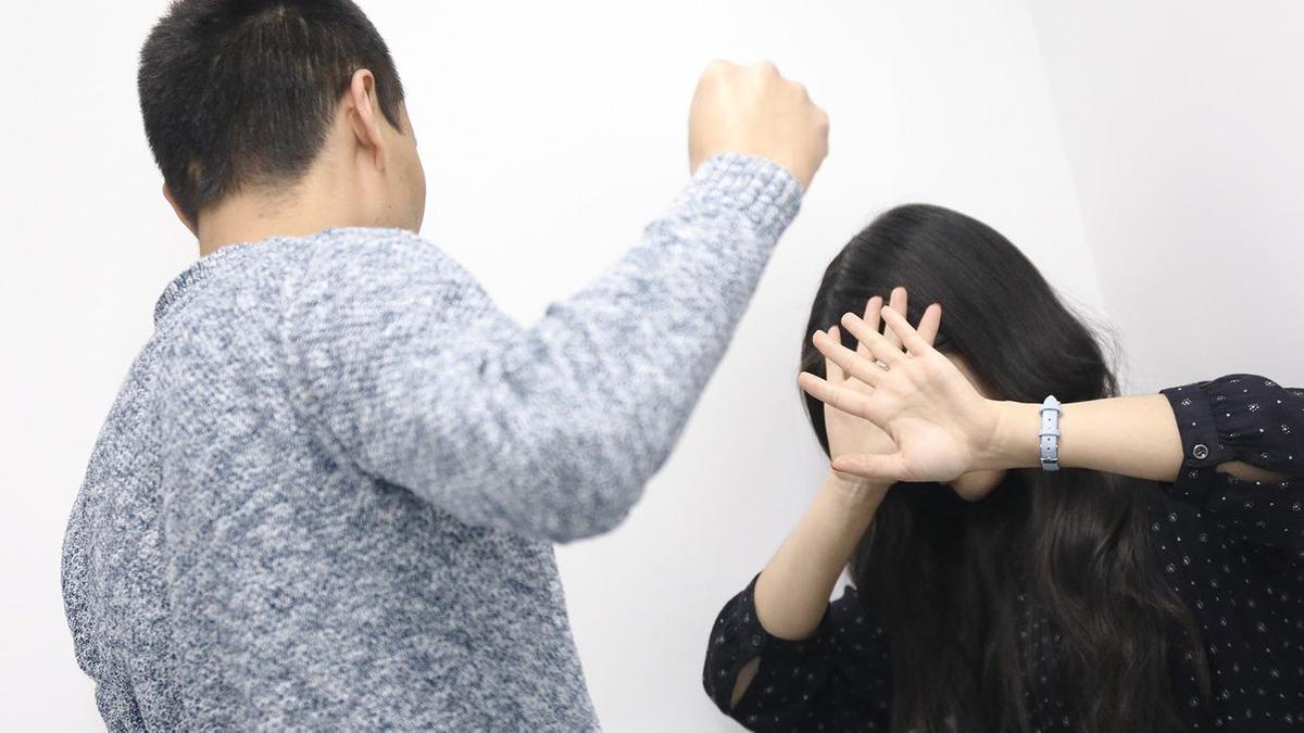 Жалаңаш қыздар аэробика бассейнінің видеосы