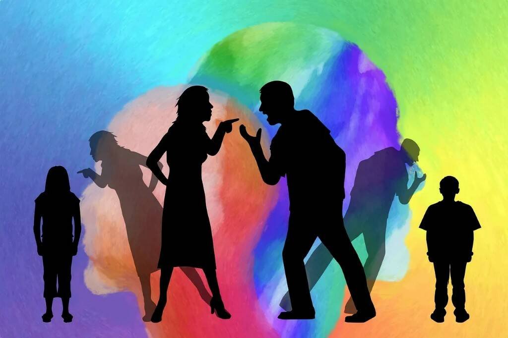 Ағында бір қыз кеудесін көрсетті.