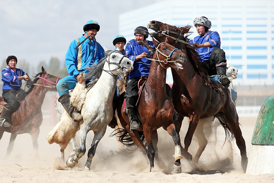Жеке бидің бейнебаяны аяқталды Украинаның Херсон қаласындағы жезөкшелер