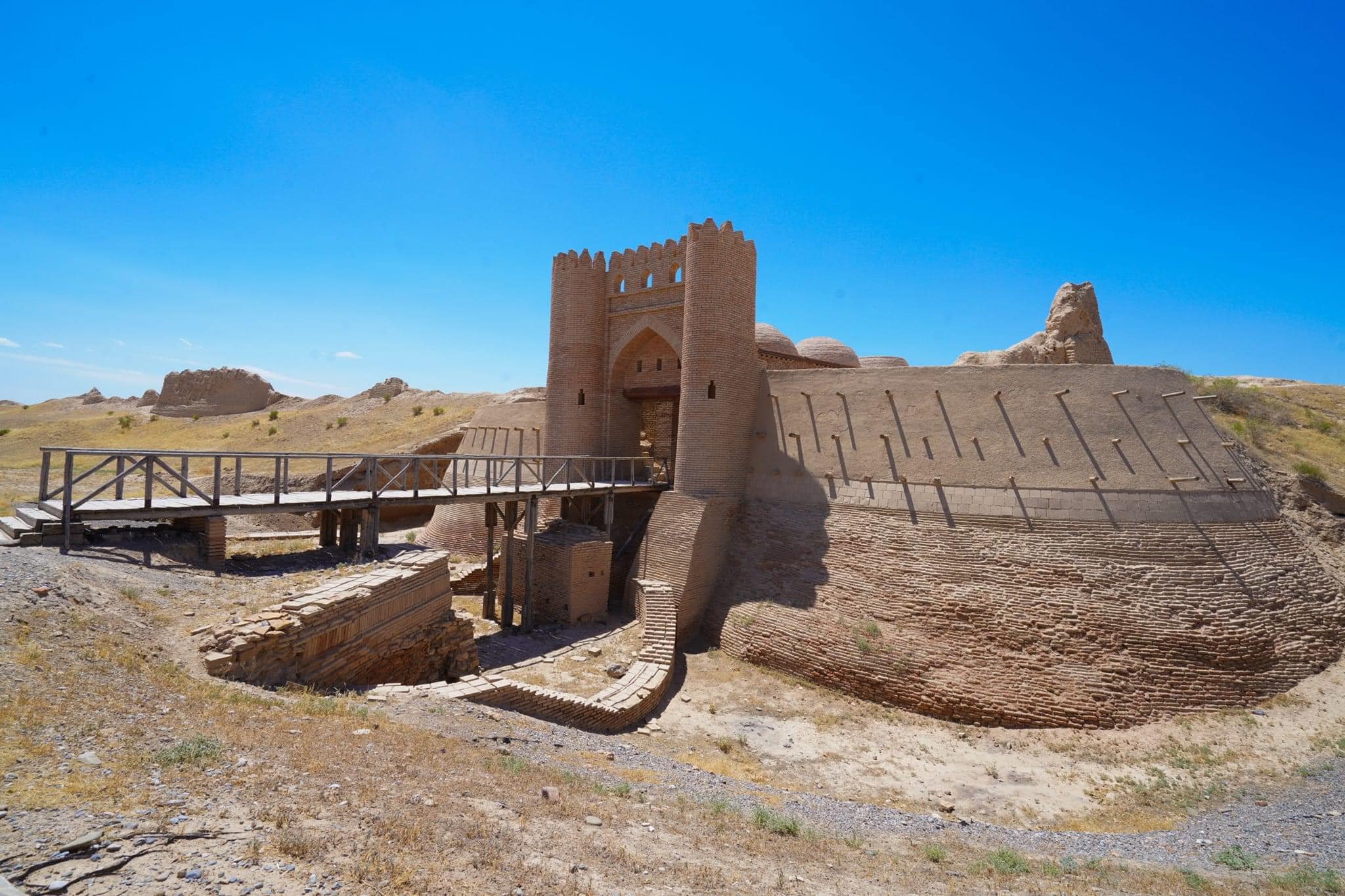 Фотода төрт аяғымен тұрған қыз