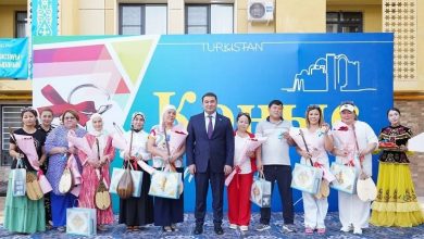 Photo of ТҮРКІСТАНДА 100-ГЕ ЖУЫҚ ОТБАСЫНА БАСПАНА КІЛТІ МЕН ДОМБЫРА ТАРТУ ЕТІЛДІ