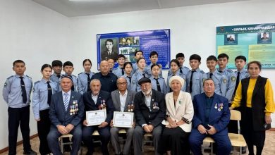 Photo of ҚҰРМЕТ ПЕН ҚАҒАРМАНДЫҚ – ҰРПАҚТАР САБАҚТАСТЫҒЫ: КЕНТАУДА ПОЛИЦИЯ АРДАГЕРЛЕРІ МЕН КАДЕТТЕРДІҢ ТАҒЫЛЫМДЫ КЕЗДЕСУІ